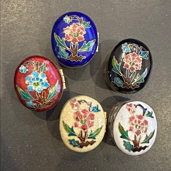 Jewelry - Vintage Small OVAL Cloisonné Pill Box